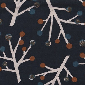 Peut inclure: Tissu bleu marine avec un motif répété de branches blanches et de baies colorées. Les baies sont dans des tons de bleu canard, marron et marron texturé. Le motif évoque une illustration botanique.