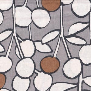 Può includere: Uno schema senza cuciture con ciliegie stilizzate marroni e bianche su uno sfondo grigio. Le ciliegie sono contornate di nero e hanno un design semplice e minimalista.