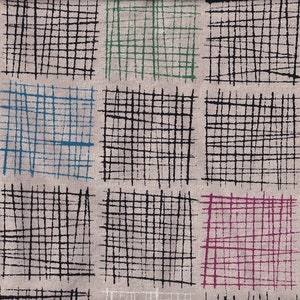 Peut inclure: Tissu avec un motif répétitif de carrés de grille irréguliers, dessinés à la main, en noir, bleu sarcelle, vert, blanc et magenta sur un fond beige. Le design a un aspect texturé et légèrement vieilli, adapté aux projets créatifs.