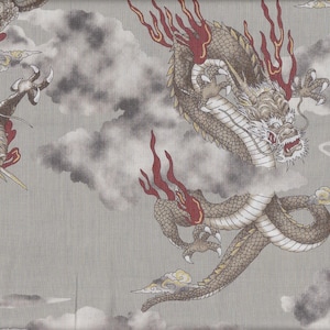 Könnte beinhalten: Ein Stoff mit einem sich wiederholenden Muster aus detaillierten, stilisierten Drachen im Flug. Die Drachen sind hauptsächlich braun und weiß mit roten Akzenten, vor einem grauen Hintergrund mit weißen und grauen Wolken.