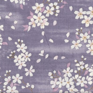 Könnte beinhalten: Ein lila Stoff mit einem weißen Blumenmuster. Die Blumen sind klein und zart, mit einem hellrosa Umriss. Der Stoff hat eine subtile Textur.