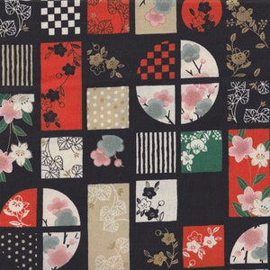 Peut inclure: Tissu noir avec un motif répétitif de formes géométriques et de motifs floraux en rouge, blanc, vert et or. Les formes comprennent des carrés, des cercles et des demi-cercles.