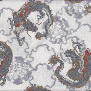 Könnte beinhalten: Weißer Stoff mit einem sich wiederholenden Muster aus grauen Drachen mit roten Akzenten. Die Drachen sind stilisiert und haben ein traditionelles japanisches Aussehen.