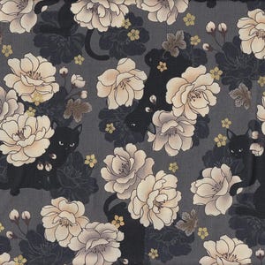 Può includere: Un motivo di tessuto ripetuto con gatti neri, fiori color crema e fogliame grigio-blu scuro su sfondo grigio. I fiori hanno petali dettagliati e piccoli accenti gialli sono sparsi nel motivo.