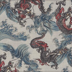 Könnte beinhalten: Ein sich wiederholendes Muster aus schwarzen und roten Drachen mit blauen und weißen Wellen auf einem hellgrauen Hintergrund.