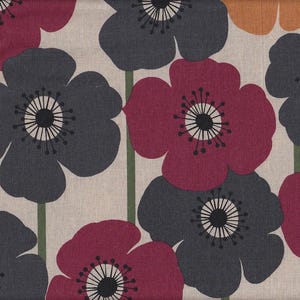 Peut inclure: Un tissu avec un motif répétitif de fleurs stylisées dans des tons de bordeaux, gris et orange. Les fleurs ont un design simple et graphique avec des centres noirs.