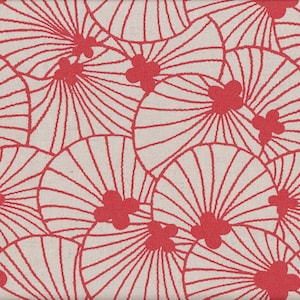 Può includere: Un tessuto con un motivo ripetuto di forme rosse a ventaglio e piccoli disegni floreali su uno sfondo beige. Il design ha un aspetto strutturato, che suggerisce un materiale tessuto.