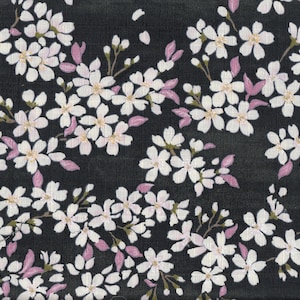 Könnte beinhalten: Ein schwarzer Stoff mit einem weißen Blumenmuster. Die Blumen sind klein und zart, mit einer rosa Mitte. Der Stoff hat eine subtile Textur.