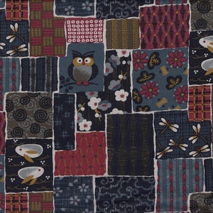 Op de afbeelding: Een patchwork stoffen ontwerp met verschillende patronen en kleuren, waaronder blauw, rood en wit. De stof heeft afbeeldingen van uilen, konijnen en libellen.