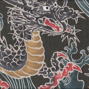 Puede incluir: Ilustración detallada de un dragón con cuerpo gris oscuro, detalles blancos y boca roja. El dragón está rodeado de olas estilizadas en tonos azules y rojos, sobre un fondo oscuro.