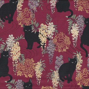 Peut inclure: Tissu bordeaux avec un motif répété de chats noirs et d'éléments floraux. Le motif comprend des fleurs stylisées dans des tons or, crème et violet, créant un motif textile riche et détaillé. Les chats sont représentés dans diverses poses.