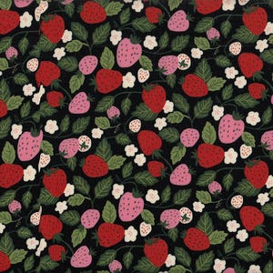 Könnte beinhalten: Ein schwarzer Stoff mit einem sich wiederholenden Muster aus rosa und roten Erdbeeren, weißen Blüten und grünen Blättern.