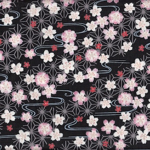 Könnte beinhalten: Schwarzer Stoff mit einem sich wiederholenden Muster aus weißen und rosa Kirschblüten, grauen geometrischen Formen und blauen Wellenlinien.