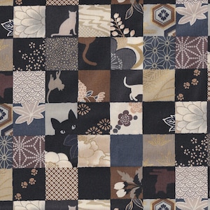 Peut inclure: Un tissu noir et blanc avec un motif patchwork présentant divers motifs d'inspiration japonaise, notamment des chats, des fleurs et des formes géométriques.