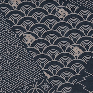 Pode incluir: Close-up de um tecido azul marinho com um padrão repetitivo de formas geométricas brancas, incluindo linhas interligadas, semicírculos e nuvens estilizadas. O design tem uma estética japonesa.