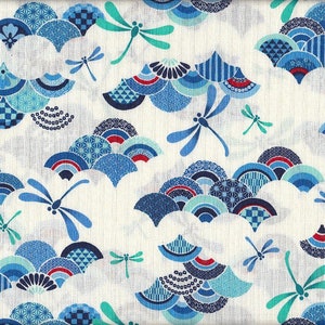 Pode incluir: Tecido estampado com um padrão repetitivo de leques estilizados azuis e brancos e libélulas. Os leques apresentam vários desenhos geométricos e estão em tons de azul, com detalhes em vermelho. As libélulas são azuis e turquesas.