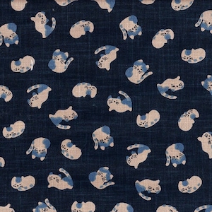 Peut inclure: Un tissu bleu foncé avec un motif répétitif de chats blancs avec des accents bleus. Les chats sont dans différentes poses, certains sont enroulés, certains sont assis et certains sont couchés.