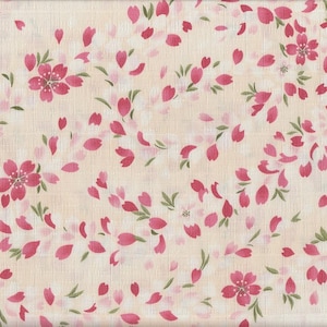 Könnte beinhalten: Ein cremefarbener Stoff mit einem sich wiederholenden Muster aus rosa Kirschblüten und Blütenblättern. Der Stoff hat eine subtile Textur.