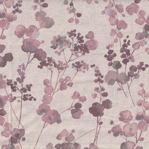 Peut inclure: Un tissu à motifs floraux avec des illustrations de branches et de fleurs de style aquarelle dans des tons mauve et pourpre. Le fond est beige clair et le tissu a un aspect texturé.