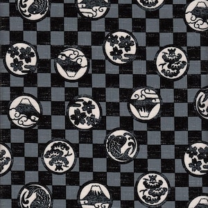 Può includere: Un motivo ripetuto con disegni circolari di motivi giapponesi, tra cui il Monte Fuji, pesci e composizioni floreali. Le illustrazioni in bianco e nero sono ambientate su uno sfondo a scacchi grigio e nero, creando un design visivamente sorprendente.