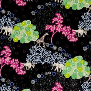 Könnte beinhalten: Schwarzer Stoff mit einem sich wiederholenden Muster aus Giraffen, Elefanten und Bäumen. Die Bäume sind in Rosa- und Grüntönen gehalten, mit blauen und weißen Akzenten. Die Tiere sind weiß mit schwarzen Flecken.