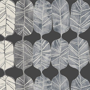 Könnte beinhalten: Abstraktes Muster mit stilisierten Blattformen in Grau- und Off-White-Tönen auf dunklem Grauhintergrund. Die Blätter haben weiße lineare Details, die einen strukturierten Aquarelleffekt erzeugen. Das Design ist wiederholt.