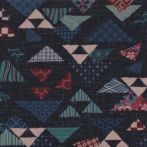 Könnte beinhalten: Dunkelblauer Stoff mit einem sich wiederholenden Muster aus Dreiecken in verschiedenen Farben und Designs. Die Dreiecke weisen Muster wie Streifen, Kreise und florale Motive in Türkis, Rot, Weiß und Blau auf. Der Hintergrund hat ein subtiles Gitter.