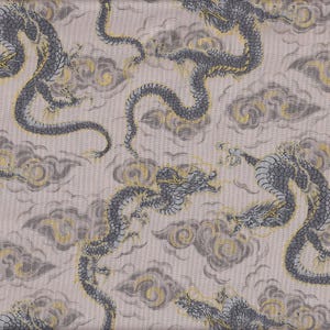 Könnte beinhalten: Stoff mit einem sich wiederholenden Muster aus grauen Drachen und Wolken auf hellrosa Hintergrund. Die Drachen haben detaillierte Schuppen und sind mit stilisierten grauen und gelben Wolken verflochten.