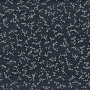 Könnte beinhalten: Dunkelblauer Stoff mit einem sich wiederholenden Muster aus kleinen, hellgrauen Libellen. Die Libellen sind über die Oberfläche verteilt und erzeugen ein strukturiertes Design. Geeignet für verschiedene Näh- und Bastelprojekte.
