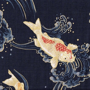 Puede incluir: Una tela azul marino con un patrón de olas estilizadas y dos peces koi en oro y blanco. Los peces koi son blancos con detalles rojos y dorados.