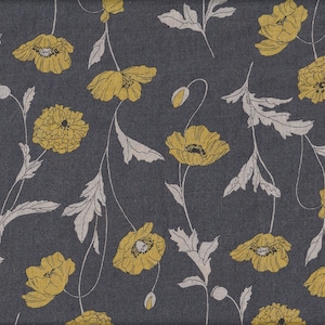Pode incluir: Tecido cinza escuro com um padrão floral repetido. O design apresenta flores de papoula amarelas e folhas e caules cinza claro. As flores estão em vários estágios de floração, algumas em forma de botão.