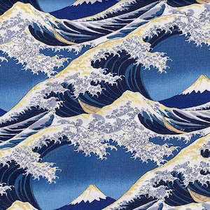 Op de afbeelding: Een herhalend patroon van een Japanse houtsnede die een grote golf met de berg Fuji op de achtergrond afbeeldt. De golf is blauw en wit met gouden spatten. De print is een klassiek voorbeeld van Japanse kunst.