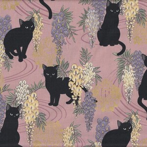 Peut inclure: Un tissu rose avec un motif répété de chats noirs et de fleurs violettes et jaunes. Les chats sont dans différentes poses, certains sont assis, d'autres debout et d'autres marchent. Les fleurs sont en grappes et sont disposées de manière aléatoire.