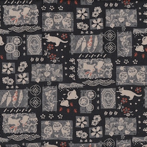 Può includere: Tessuto blu navy scuro con un motivo ripetuto di blocchi rettangolari. Ogni blocco presenta illustrazioni di gufi, gatti, conigli, fiori e altri elementi decorativi in tonalità di grigio, bianco e rosso. Il design generale ha un'estetica giapponese.