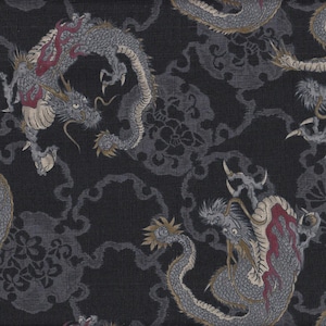 Könnte beinhalten: Schwarzer Stoff mit einem sich wiederholenden Muster aus silbernen und goldenen Drachen. Die Drachen sind stilisiert und haben komplizierte Details. Der Stoff hat eine strukturierte Oberfläche.