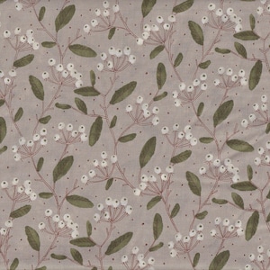 Peut inclure: Tissu avec un motif répété de baies blanches, de feuilles vertes et de tiges marron sur un fond gris clair. Le motif comprend de petits points bruns dispersés sur le tissu, créant un thème botanique.