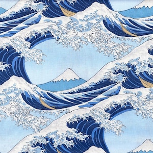 Könnte beinhalten: Ein sich wiederholendes Muster stilisierter Meereswellen in Blau- und Weißtönen mit hellblauem Hintergrund. Das Design umfasst kleine gelbe Boote und einen Berg mit schneebedeckter Spitze.