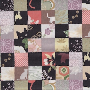 Peut inclure: Un motif patchwork composé de carrés de différentes couleurs et motifs. Les carrés présentent des motifs floraux, des formes géométriques et des silhouettes de chats en noir et blanc. L'ensemble est un mélange de styles traditionnels et modernes.