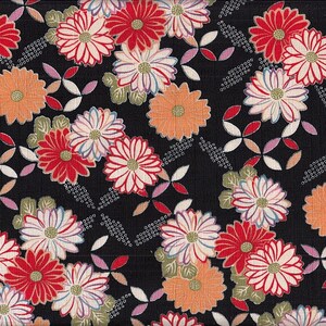 Könnte beinhalten: Schwarzer Stoff mit einem sich wiederholenden Blumenmuster. Das Design zeigt große, stilisierte Blumen in Rot, Weiß und Orange, durchsetzt mit geometrischen Formen und kleinen gepunkteten Mustern. Die Blumen haben grüne und weiße Akzente.
