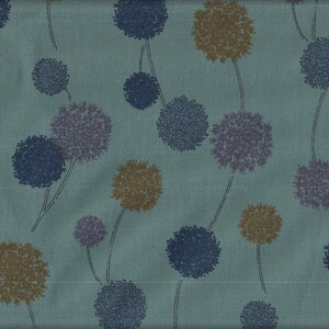 Könnte beinhalten: Türkisfarbener Stoff mit einem sich wiederholenden Muster aus stilisierten, löwenzahnartigen Blumen in Marineblau, Gold und Lavendel. Die Blumen sind durch dünne, geschwungene Stiele verbunden.
