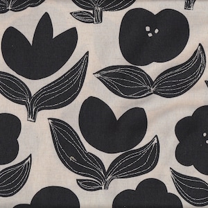Peut inclure: Tissu à motif floral noir et blanc avec un motif répétitif de fleurs et de feuilles stylisées.
