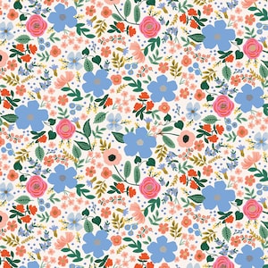 Może przedstawiać: Gęsty wzór kwiatowy na kremowym tle. Kwiaty, o różnych kształtach, są niebieskie, różowe i pomarańczowe, z zielonymi liśćmi. Ten szczegółowy wzór botaniczny jest idealny do tkanin lub tapet.