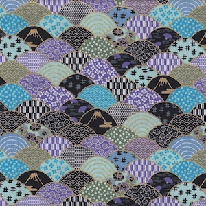 Könnte beinhalten: Ein sich wiederholendes Muster aus blauen, violetten und grünen Halbkreisen mit verschiedenen japanisch inspirierten Designs. Das Muster befindet sich auf einem schwarzen Hintergrund mit goldenen Akzenten.