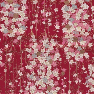 Może przedstawiać: Żywy czerwony materiał z powtarzającym się wzorem kwiatów wiśni. Kwiaty są w odcieniach różu, bieli i szarości, ze złotymi łodygami i akcentami. Całość ma delikatny, kwiatowy charakter.