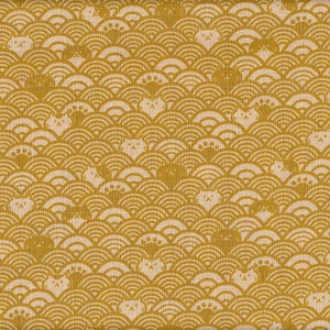 Peut inclure: Motif répété de visages de chats et d'empreintes de pattes stylisés dans un motif de vagues. Le fond est jaune moutarde, avec des chats et des vagues crème. Thème général : tissu fantaisiste sur le thème des chats.