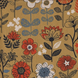 Könnte beinhalten: Ein Stoff mit einem sich wiederholenden Blumenmuster. Das Design zeigt stilisierte Blumen in Rot-, Weiß- und Marineblautönen auf einem goldbraunen Hintergrund. Die Blumen haben schwarze Umrisse und sind in einem dichten, flächendeckenden Muster angeordnet.