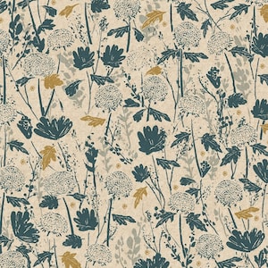 Könnte beinhalten: Ein nahtloses Muster mit verschiedenen stilisierten floralen Designs in Blautönen, Grau und Gold auf beigefarbenem Hintergrund.