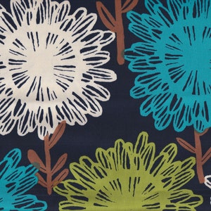 Peut inclure: Un tissu avec un motif floral répétitif. De grandes fleurs stylisées en blanc, turquoise et vert citron se détachent sur un fond bleu marine foncé. Des tiges et des feuilles marron sont également visibles.