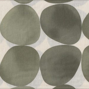 Può includere: Tessuto con un motivo ripetuto di grandi forme arrotondate verde oliva su sfondo color crema. Le forme ricordano ciottoli o forme organiche, creando un design moderno e astratto. Adatto a vari progetti di artigianato e cucito.