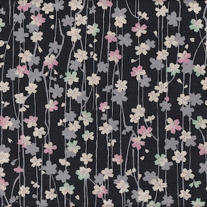 Könnte beinhalten: Schwarzer Stoff mit floralem Muster. Weiße, rosa und hellgrüne Blüten sind vertikal mit grauen Stielen und Blättern angeordnet, wodurch ein zartes und elegantes Design entsteht.